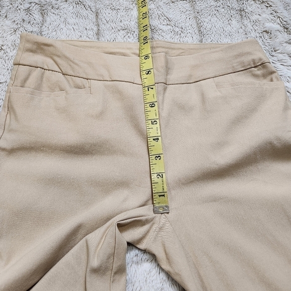 Slim fit pant Tan color shape retention Stretch to the fabric Size 4 CHICO'S - Picture 12 of 13